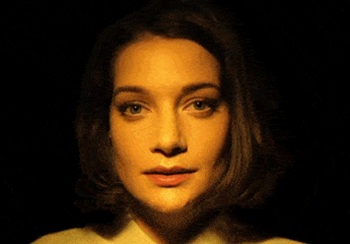 Как свет и тень меняют внешность девушки