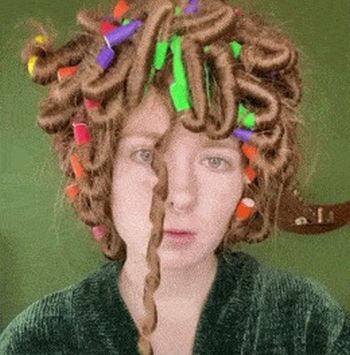 Девушка с великолепными кудрями