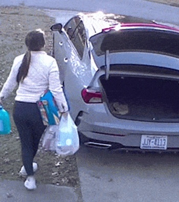 Попытка девушки закрыть багажник машины без рук