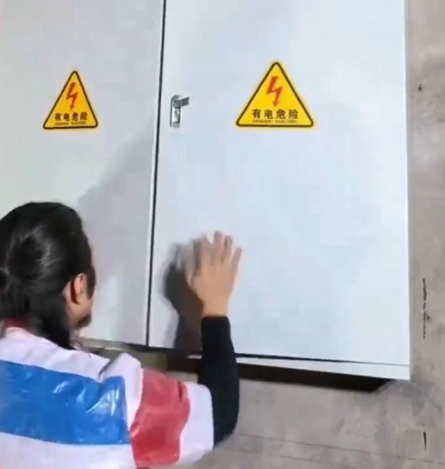 Работа электрика, художника и перфекциониста в одном лице