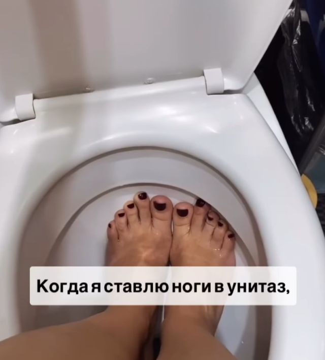Россиянки моют ноги в унитазах, чтобы открыть денежные потоки
