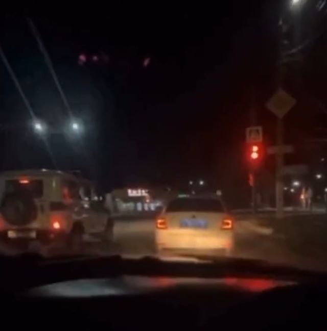 Полуголая женщина станцевала стриптиз перед машиной ДПС в Комсомольске-на-Амуре
