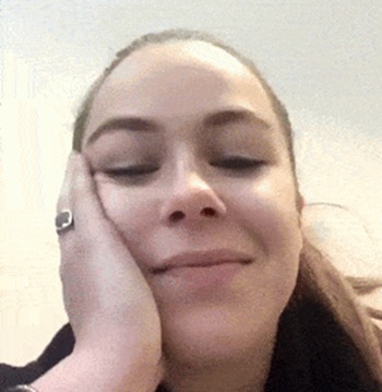 Студентка случайно вылила кофе на ноутбук
