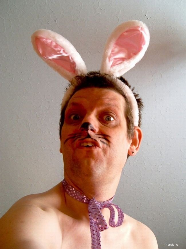 Глупый кролик. Смешной костюм кролика. Человек в костюме кролика.