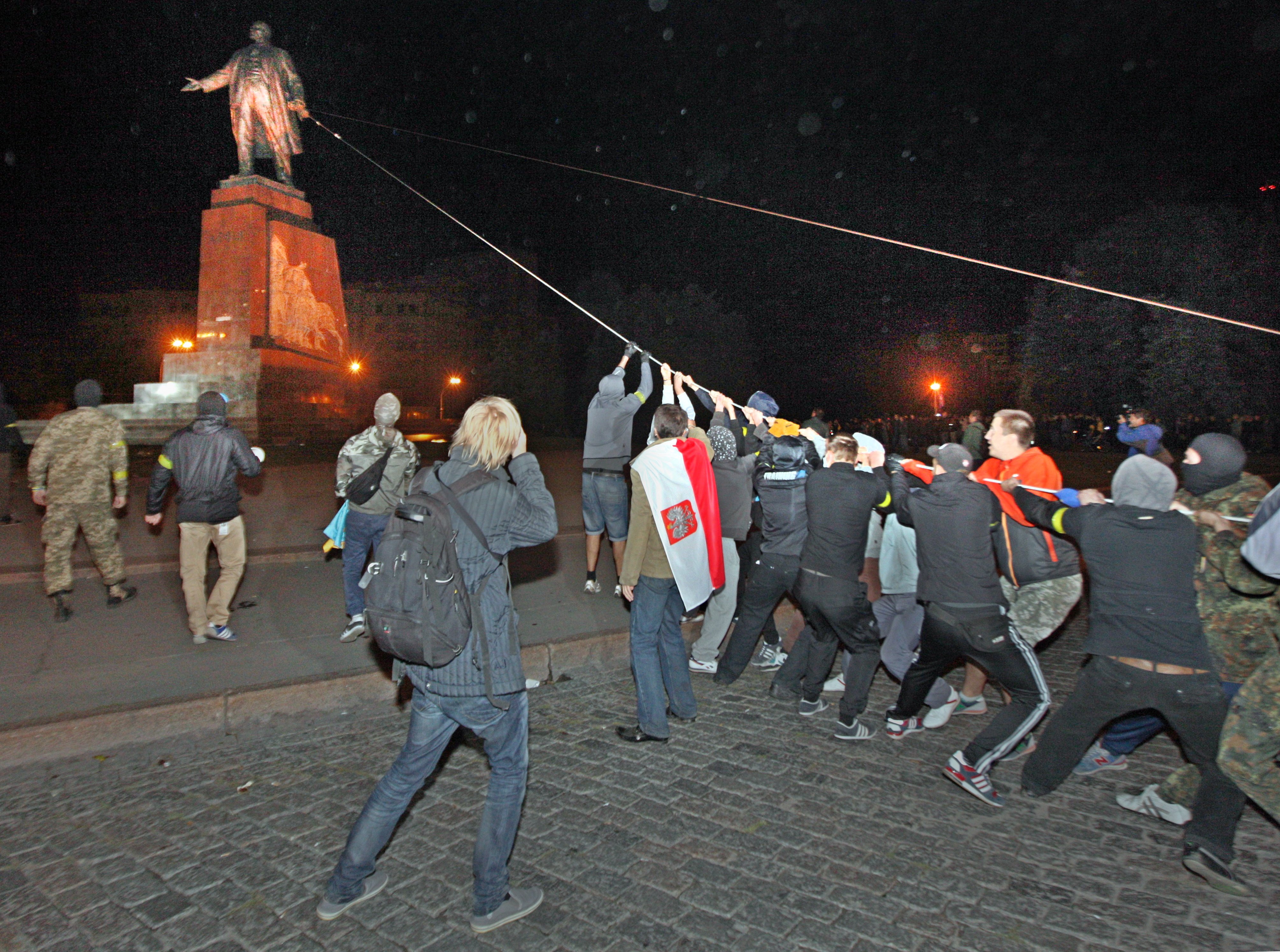 Снос памятников. В Украине снесли памятник Ленину. Снесение памятников Ленину на Украине. Снос памятников Ленину на Украине. Памятник Ленину в Харькове снесли.