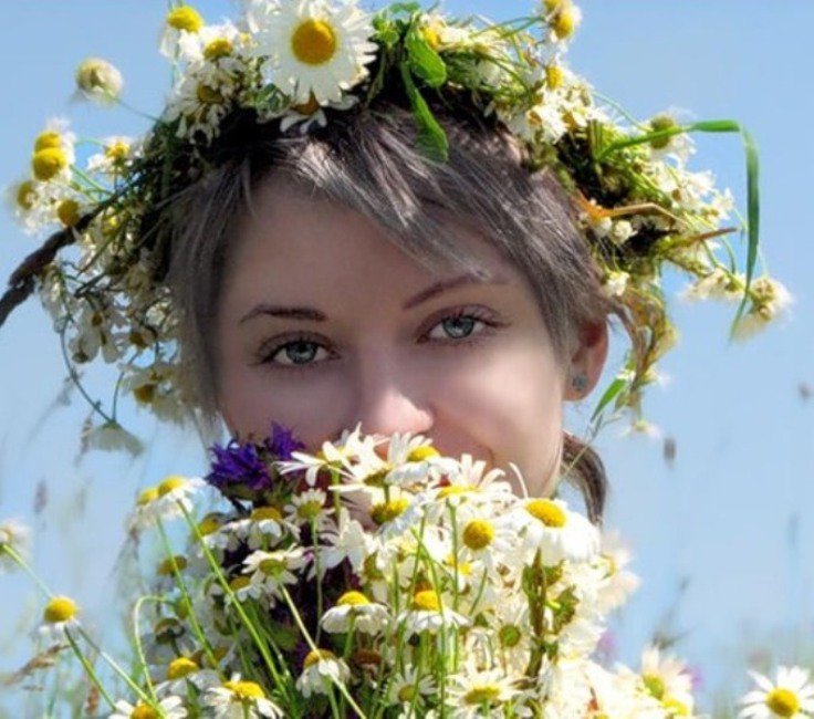 Цветы для женщины невиданной красы. Венок из ромашек. Девушка в венке из полевых цветов. Девушка с венком из ромашек. Девушка в венке BP gjktds[ wdtnjd.