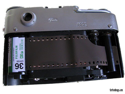 Как вставить пленку в фотоаппарат. Как вставить пленку в кодак. Как вставить пленку в кодак. Вставить пленку в мыльницу. Вставить пленку в фотоаппарат.