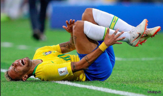 футболист держится за ногу после столкновения