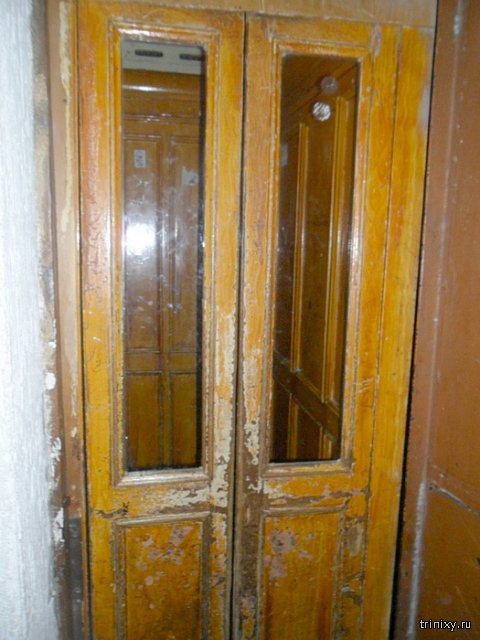Старые лифты с распашными дверями фото