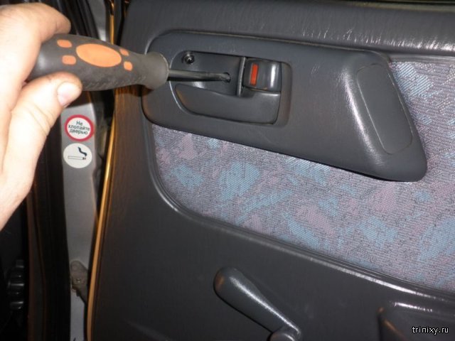 Как снять обшивку закрытой двери. Тойота Королла ключ в пассажирской двери. Toyota Corolla снятие обшивки задней двери 2008 года. Toyota Corolla снятие обшивки двери.
